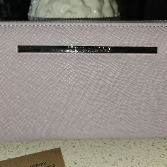 *BRAND NEW* STEVE MADDEN BZIPPY GENTLE LAVENDER WRISTLET - Picture 2 of 8